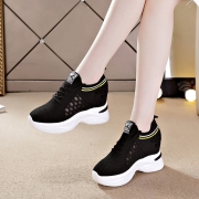 Black breathable and slimming women sneakers with elevated height inside